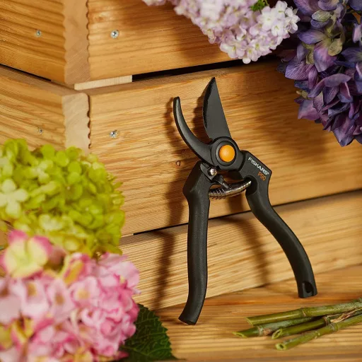 Fiskars Professzionális Bypass Kerti Olló Teflonbevonatú Pengével - Pro P90