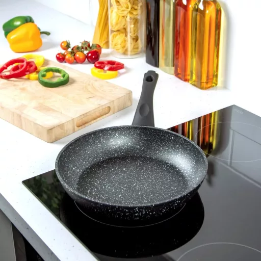 Blackmoor 28 cm-es tapadásmentes serpenyő, karcolásálló fekete
