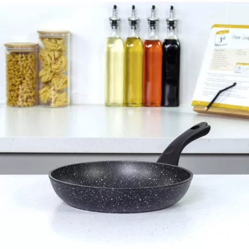 Blackmoor 28 cm-es tapadásmentes serpenyő, karcolásálló fekete