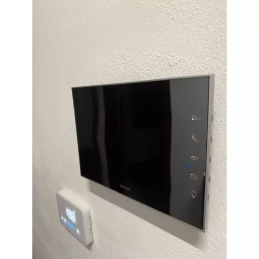 BTicino 332353 Tükrös Videó Kaputelefon Kiegészítő 7 Colos Kijelző - 2 Vezetékes Rendszer, 230V, CE Tanúsítvány