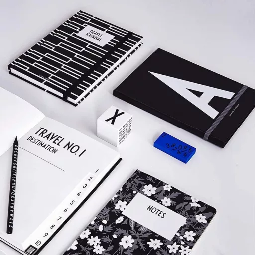 Caiet Design Letters A-Z Negru, Copertă Cartonată, Cu Elastic de Închidere, A5