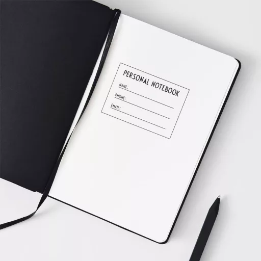 Caiet Design Letters A-Z Negru, Copertă Cartonată, Cu Elastic de Închidere, A5