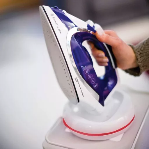 Russell Hobbs SupremeSteam 2400W Vezeték nélküli Gőzvasaló Kerámia Talppal Lila