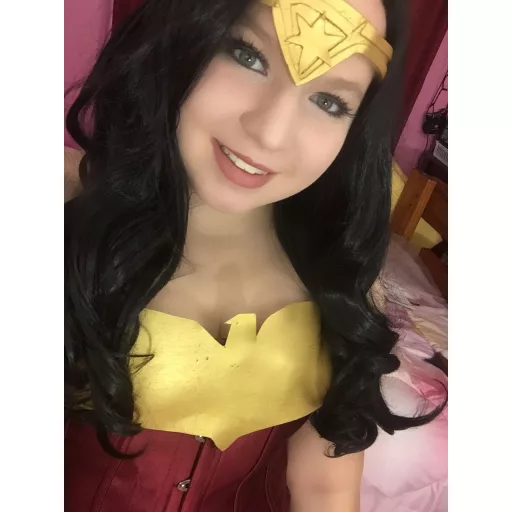 Perucă neagră Topcosplay, 61 cm lungime pentru femei - ondulată, din fibră sintetică termorezistentă, aspect natural, extensie de păr creț pentru carnaval, cosplay, coafurare până la 180°C.