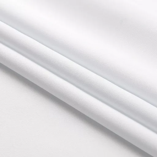 Home Direct Obrus s lotosovým efektom - Biely obdĺžnikový textilný obrus 140x200 cm - Odolný voči škvrnám, ľahko čistiteľný polyester