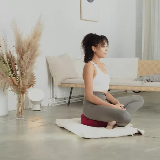 Okrúhly meditačný vankúš Present Mind Zafu 16 cm bordový z prírodných materiálov EÚ