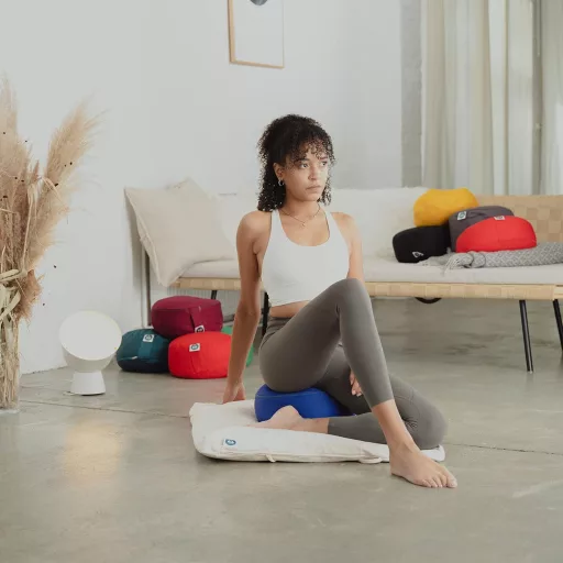 Okrúhly meditačný vankúš Present Mind Zafu 16 cm bordový z prírodných materiálov EÚ