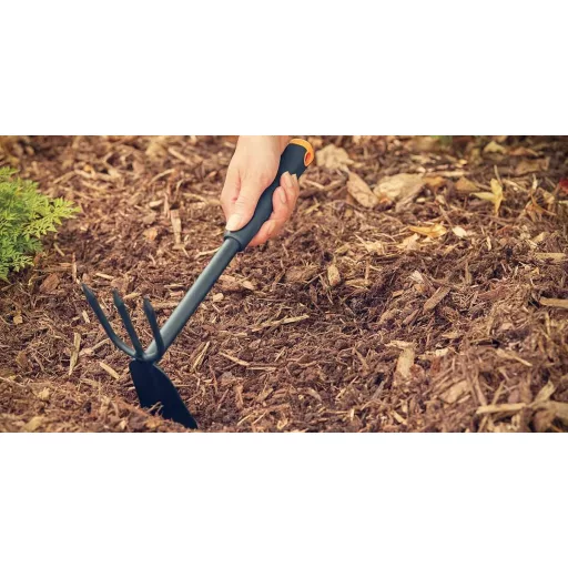 Fiskars Ergo kombinált kapa 30,5 cm rozsdamentes acél fejjel és ergonomikus nyéllel - Combination hoe