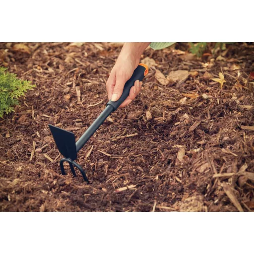 Fiskars Ergo kombinált kapa 30,5 cm rozsdamentes acél fejjel és ergonomikus nyéllel - Combination hoe