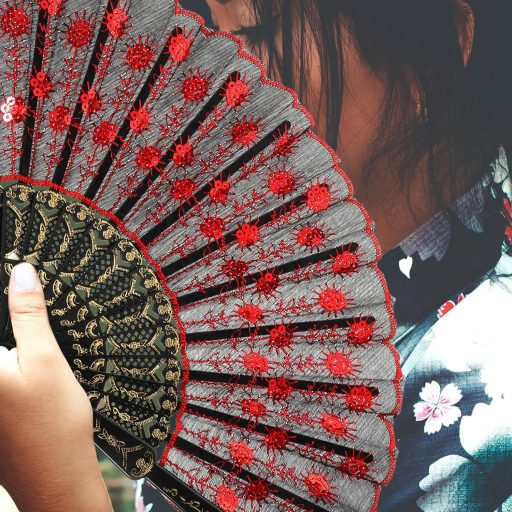 VOSAREA Vintage španielsky čipkovaný vejár červeno-čierny, doplnok ku kostýmu z 20. rokov