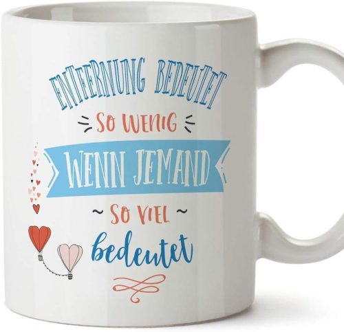 MUGFFINS "Távolság nem sokat jelent" Német nyelvü bögre, 350 ml