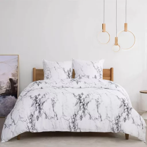 Set lenjerie de pat din microfibră Bedsure, 3 piese, 200x220 cm, alb marmorat, pentru pat dublu, cu fermoar