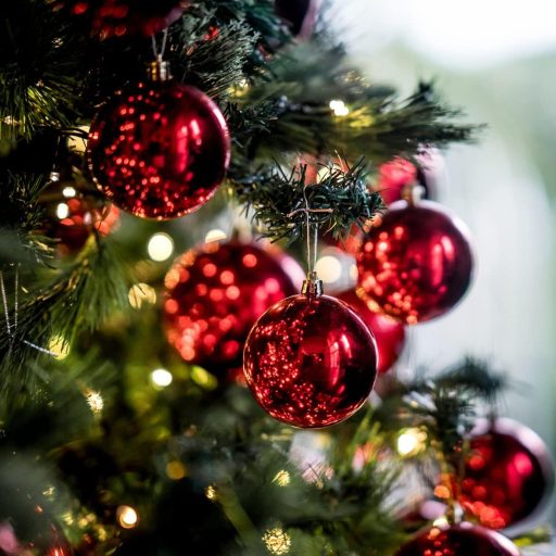 BLAZOR Karácsonyfadísz Szett 34 db - Törhetetlen Műanyag Gömbök, Matt, Csillámló, Mintás Díszek Piros Színben, 6 cm Átmérőjű Karácsonyfa Dek