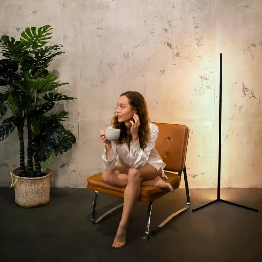 LYCKLY Lampadar LED Minimalist de Lux - Negru - Lampă de Colț cu Intensitate Reglabilă, de Culoare Neagră - Stâlp Luminos cu Lumină Caldă pentru Utilizare în Interior