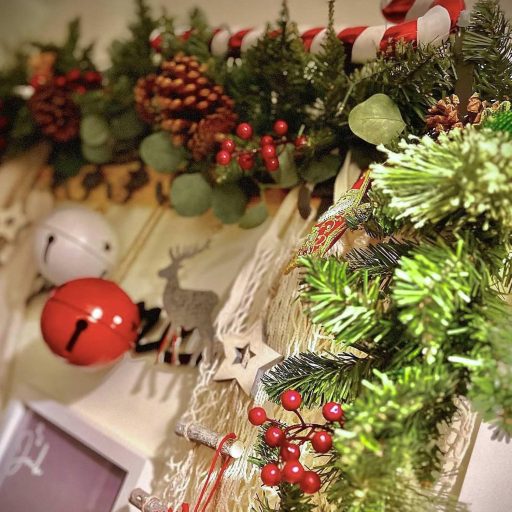 Boseago 270cm Karácsonyi Girland LED Világítással Lépcsőhöz Ajtóhoz Kandallóhoz