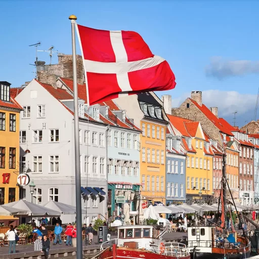 Dán zászló szett - 2 db időjárásálló, élénk színű, 90x150 cm-es nemzeti lobogó sárgaréz karikákkal