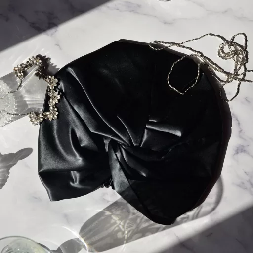 OFFTOPIC 22 Momme 100% Természetes Selyem Alvósapka Göndör, Egyenes és Hosszú Hajra - Elegáns Fekete Hajvédő Sapka Éjszakai Használatra