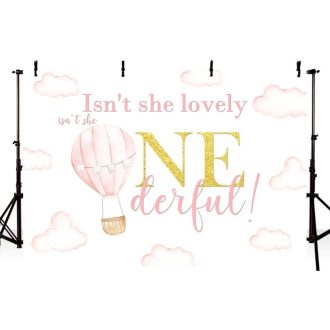 Pastelovo ružová narodeninová kulisa s oblakmi a balónmi