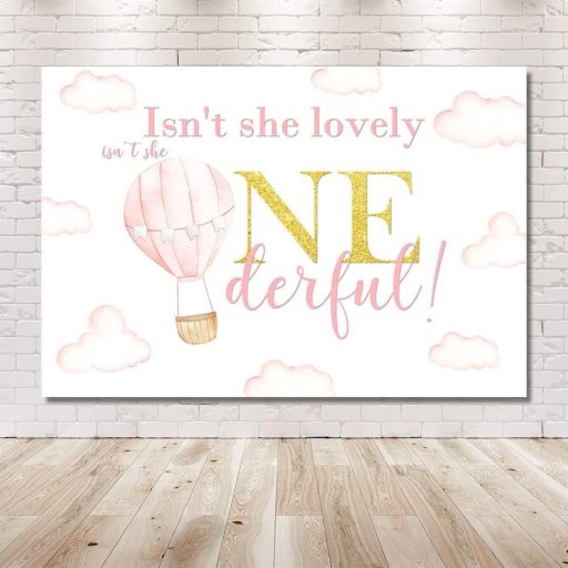 Pastelovo ružová narodeninová kulisa s oblakmi a balónmi