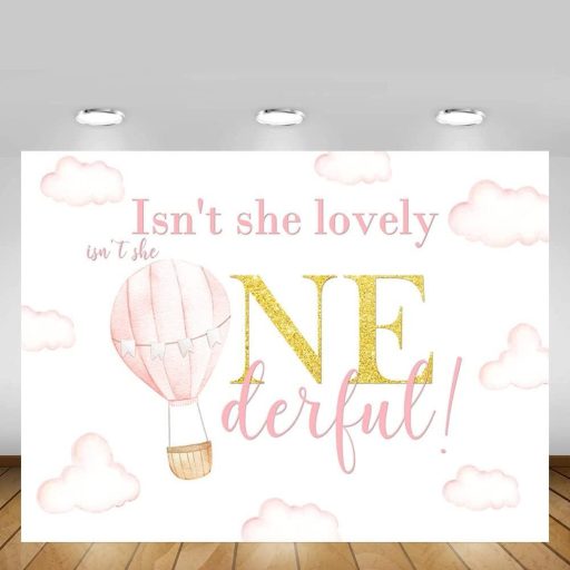 Pastelovo ružová narodeninová kulisa s oblakmi a balónmi