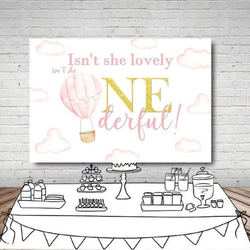 Pastelovo ružová narodeninová kulisa s oblakmi a balónmi