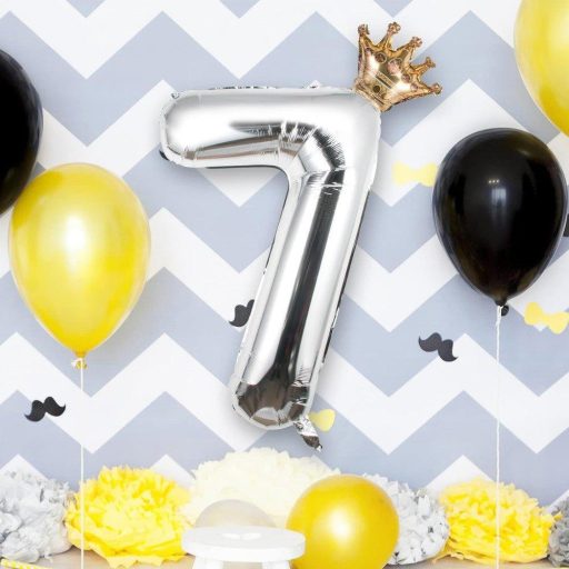 Obrovský strieborný balón v tvare čísla 7 s korunou, 100 cm - narodeninová dekorácia