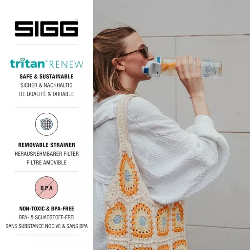 SIGG Total Clear ONE Tritan ivópalack 0,75L szénlezárható, mosogatógépbiztos, szivárgatásmentes - Blue, 0.75 L