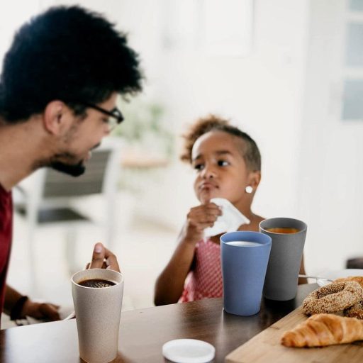 Sada 4 plastových pohárov s objemom 400 ml, vhodných do mikrovlnnej rúry a umývačky riadu