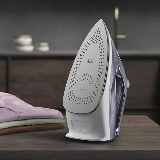 AEG 2400W Naparovacia žehlička 160g parný ráz, samočistiaca funkcia, modro-biela