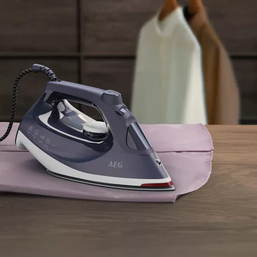 AEG 2400W Naparovacia žehlička 160g parný ráz, samočistiaca funkcia, modro-biela