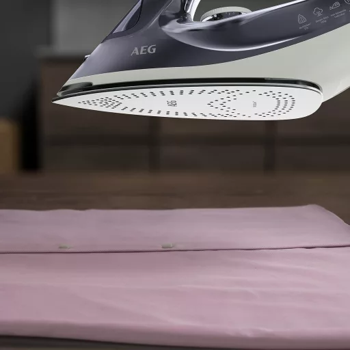 Fier de călcat cu abur AEG 2400W, jet de abur 160g, funcție de autocurățare, albastru-alb