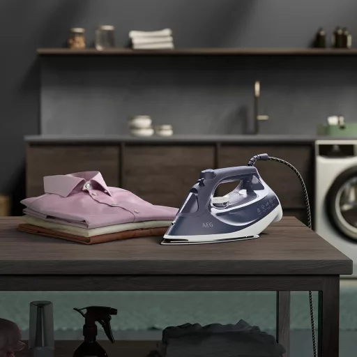 AEG 2400W Gőzölős Vasaló 160g Gőzlökés Önmegtisztító Funkció Kék-Fehér