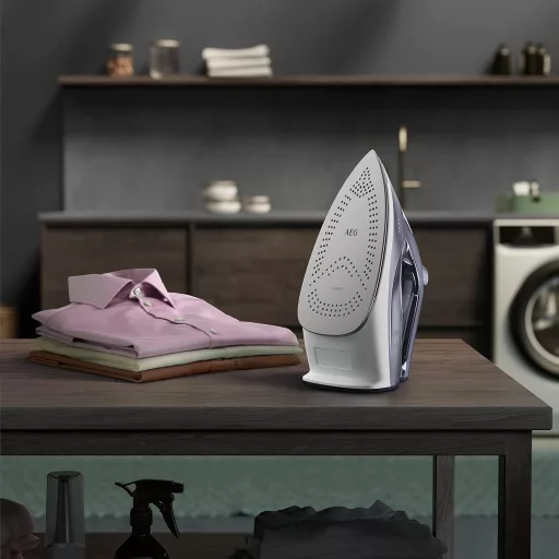 AEG 2400W Gőzölős Vasaló 160g Gőzlökés Önmegtisztító Funkció Kék-Fehér