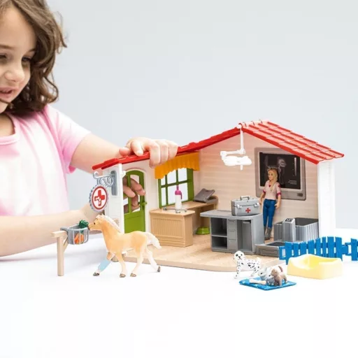 SCHLEICH Farm World Set de joacă Cabinet veterinar, 43 de piese - Cu veterinar, figurină cal și animale de companie, pentru copii de 3-8 ani