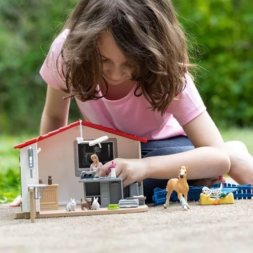 SCHLEICH Farm World Állatorvosi Rendelő Játékszett 43 Darabos - Állatorvossal, Lófigurával és Háziállatokkal, 3-8 Éves Gyerekeknek