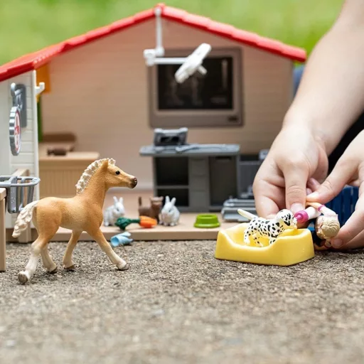 SCHLEICH Farm World Állatorvosi Rendelő Játékszett 43 Darabos - Állatorvossal, Lófigurával és Háziállatokkal, 3-8 Éves Gyerekeknek