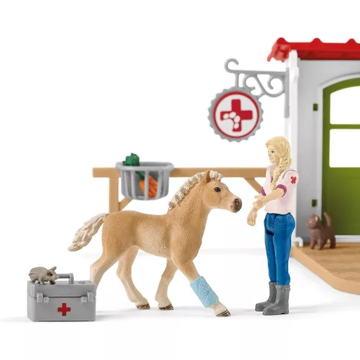 SCHLEICH Farm World Állatorvosi Rendelő Játékszett 43 Darabos - Állatorvossal, Lófigurával és Háziállatokkal, 3-8 Éves Gyerekeknek