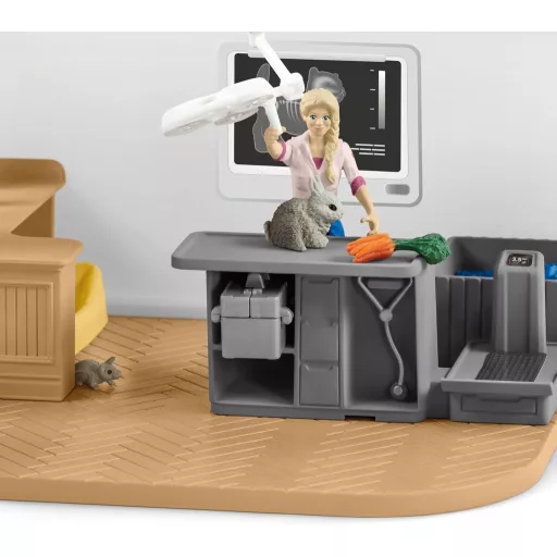SCHLEICH Farm World Állatorvosi Rendelő Játékszett 43 Darabos - Állatorvossal, Lófigurával és Háziállatokkal, 3-8 Éves Gyerekeknek