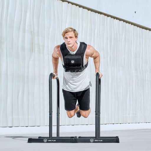 Eric Flag Záťažová vesta 10kg/20kg - Nastaviteľná tréningová vesta na Crossfit, silový tréning, kalisteniku a fitness cvičenia, s vyberateľnými kovovými závažiami.