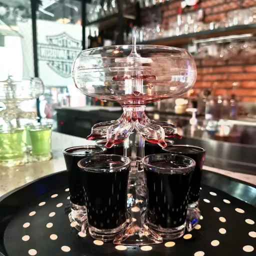 Transplant LED Italadagoló Szett 6 Pohárral - Mágneses Pörgettyűvel, 18 Fényeffekttel - Vodka, Whisky, Tequila Adagoló Parti Kellék 4cl Poha