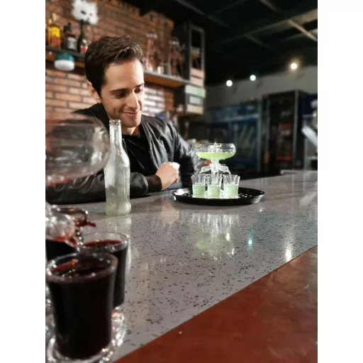Transplant LED Italadagoló Szett 6 Pohárral - Mágneses Pörgettyűvel, 18 Fényeffekttel - Vodka, Whisky, Tequila Adagoló Parti Kellék 4cl Poha