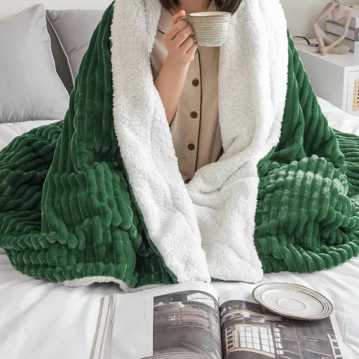 MIULEE Hrubá deka z ovčej vlny - Pruhovaná mäkká flísová prikrývka na pohovku a posteľ - Teplá posteľná prikrývka do obývačky - 125 x 150 cm, tmavozelená