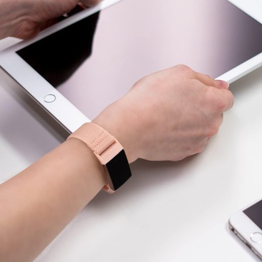 Elastický nylonový remienok AK pre inteligentný náramok Fitbit Charge 3/4 - Nastaviteľný, ľahký, pohodlný športový remienok pre mužov a ženy, ružový