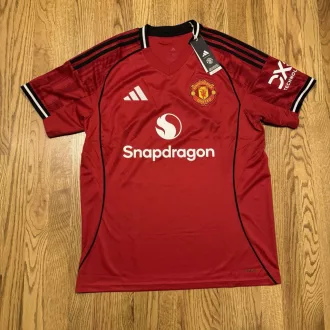   Autentický domáci dres Adidas Manchester United 25/26, veľkosť S, číslo 8 Bruno Fernandes