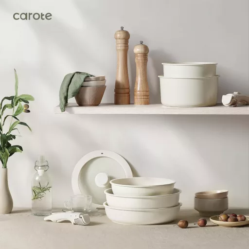 CAROTE 11-dielna súprava riadu s odnímateľnými rúčkami, nepriľnavým povrchom, vhodná na indukciu, do rúry – biele hliníkové panvice a drevo
