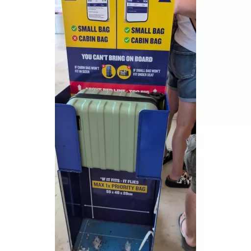 Cabin Max Anode Fekete Kemény Héjú Kabinbőrönd, Könnyű ABS Gurulós Utazótáska 4 Kerékkel, Wizz Air Kompatibilis 40x30x20cm