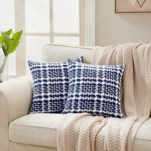 Față de pernă decorativă bleumarin cu model în carouri, 50x50 cm, cu fermoar ascuns, set de 2 bucăți.