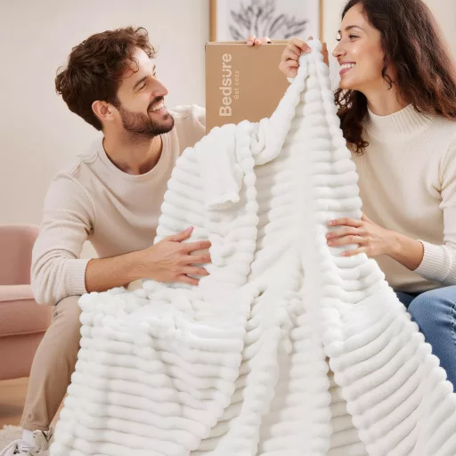 BEDSURE Puha Gyapjú Takaró - Meleg Polár Pléd Kanapéra, Bolyhos Kötött Ágytakaró, Kényelmes Dekorációs Pléd Nappaliba, Gyapjúfehér, 130x170