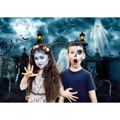 Strašidelné halloweenske pozadie: Modrý cintorín s duchmi a tekvicovou lampou