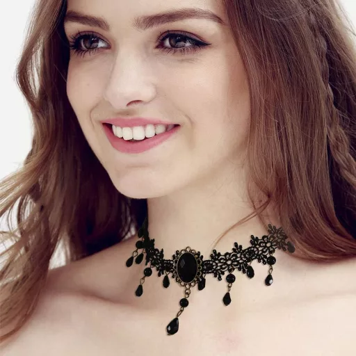 Handcess choker gotic din dantelă cu perle negre și strasuri